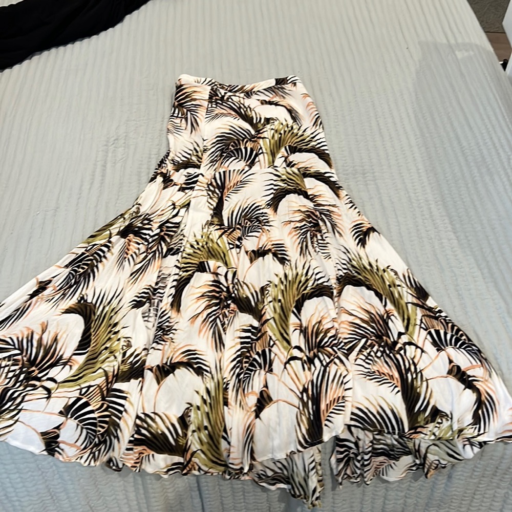 White tropical O’Neill size medium flowy skit. LONG!